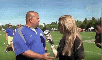 东方台主持人集体翻车现场视频,主持人电视直播新闻翻车名场面