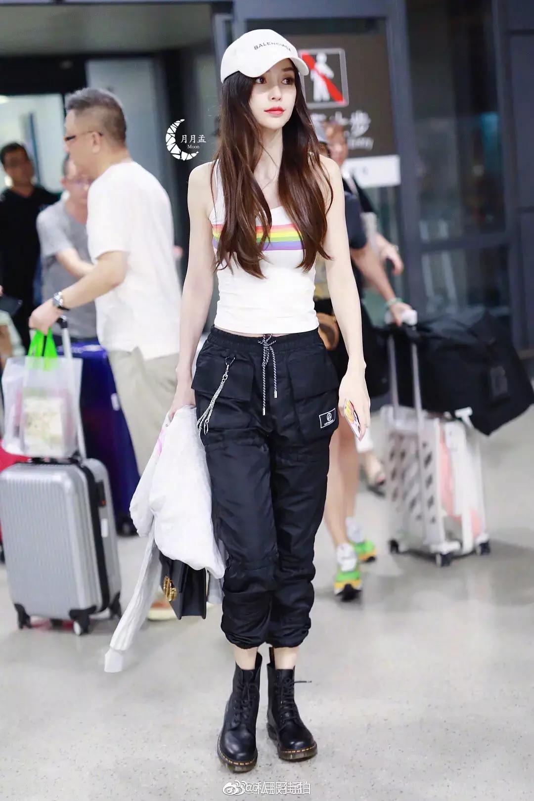 最新机场生图，章若楠素颜真的很真实，ab下身穿搭是学杨幂的吗？