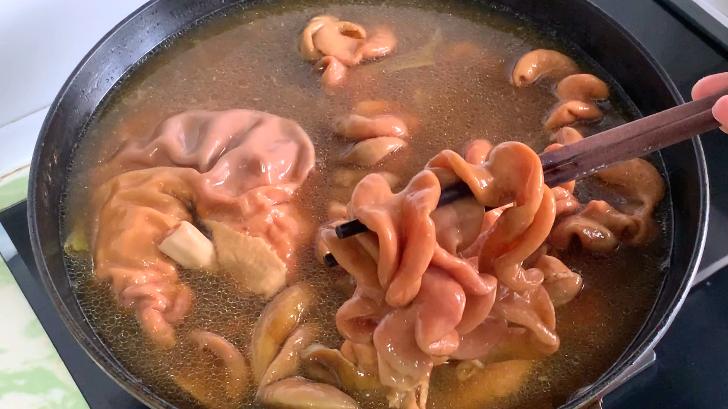 清洗猪大肠最忌加盐和面粉,面粉洗猪大肠的正确方法