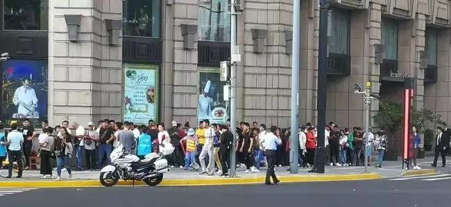 周杰伦奶茶店排队200人,周杰伦198元奶茶