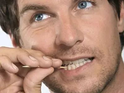 为什么吃东西会把牙磕掉,为什么吃东西后会牙齿出血呢