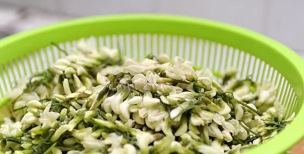 槐花飘香的最佳食用方法,槐花飘香季怎么吃