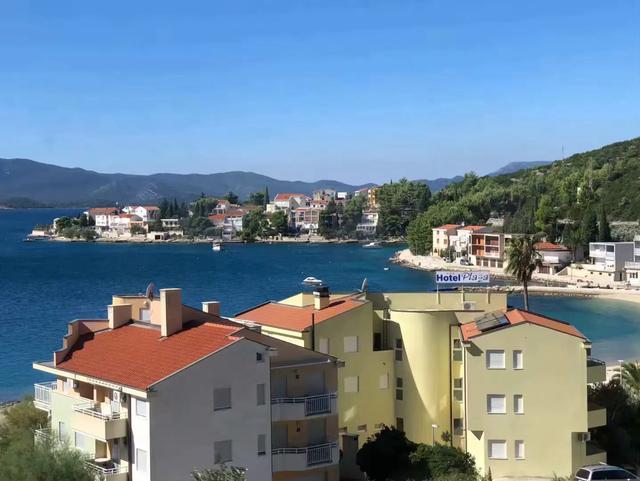 巴尔干半岛和阿尔巴尼亚,伯罗奔尼撒半岛和巴尔干半岛