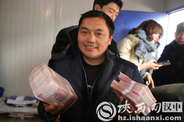 新春之际汉中堂宏广场向农民工集中发放工资900多万元