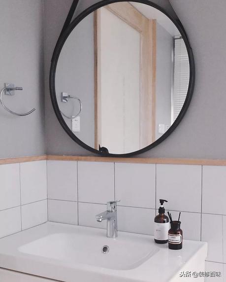 白色的玻璃胶发霉什么原因,家里的玻璃胶发霉怎么办