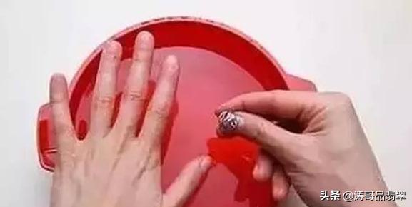 戒指戴手上摘不下来最快速的办法,戒指摘不下来用线摘是什么原理