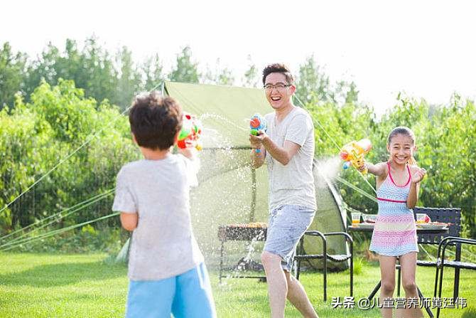 幸福家庭的背后都有默默付出的人,幸福家庭背后的三个孩子
