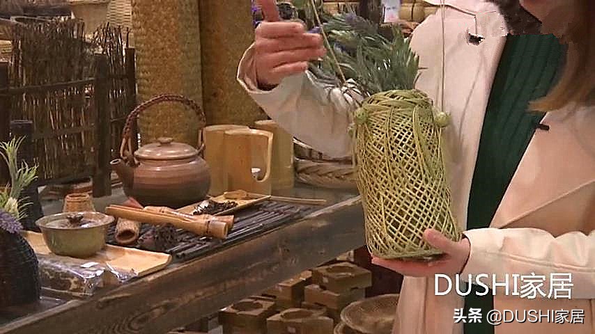 厨房装饰品小花篮点缀,大饭桌上的点缀花篮