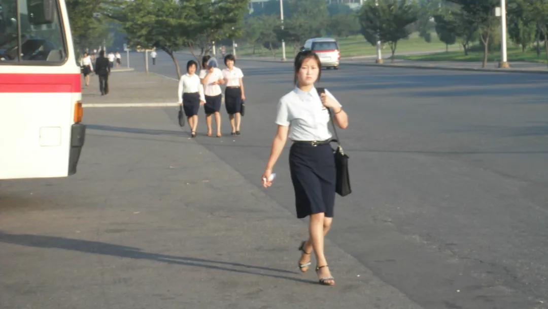 朝鲜女性穿着保守吗,现在的朝鲜女性什么样子