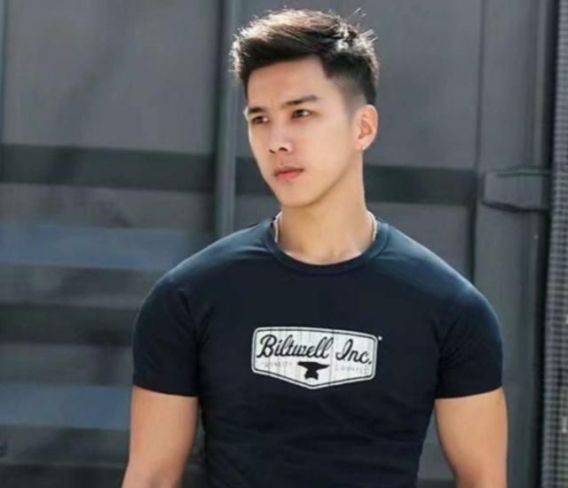 男生头发多还硬想留偏长的发型,男生头发往上翘适合什么样的发型