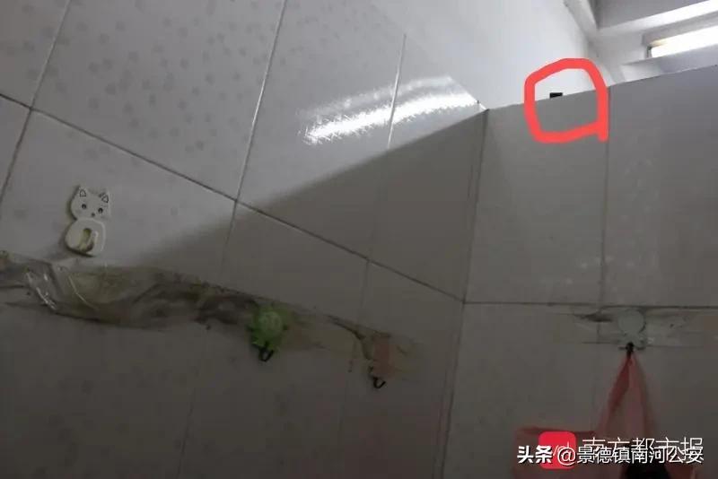 男子偷监控被监控拍全程,监拍男子深夜偷女士内衣