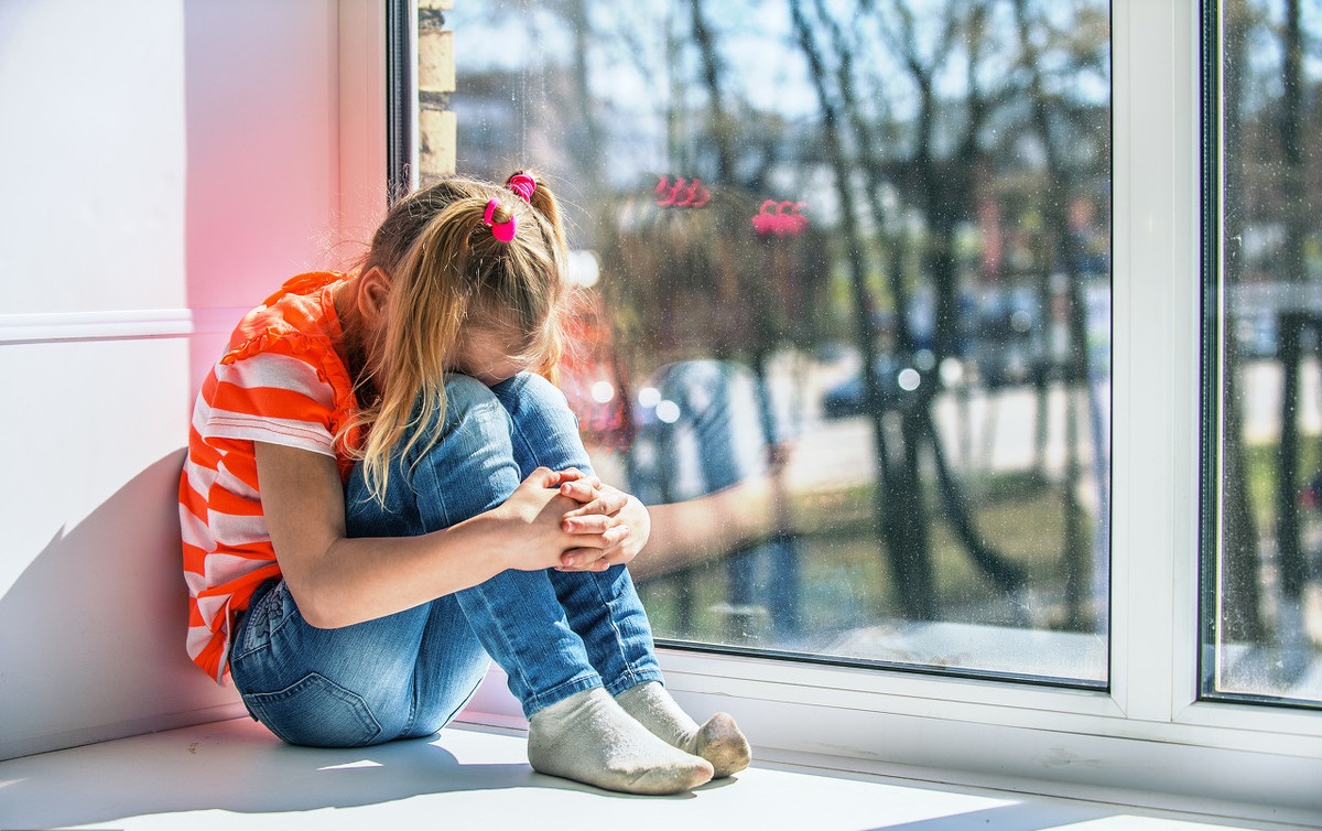 10岁女孩把东西塞到*体下**：看少儿不宜画面，还在避着孩子？