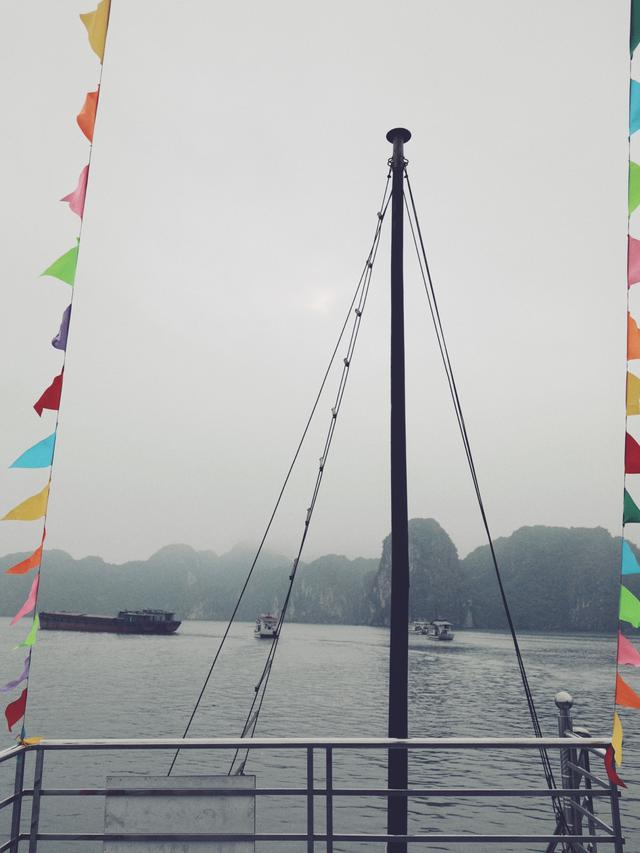 这里虽然风景如画人们生活的却很凄惨没日没夜的追着大船讨生活