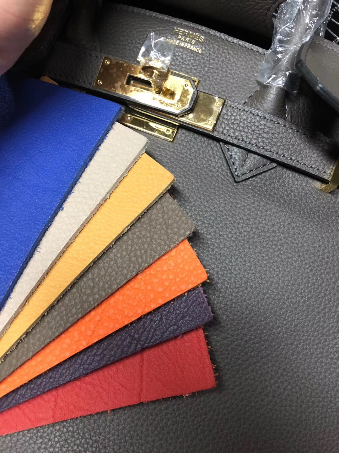 香奈儿、爱马仕原厂皮流出！仿品真假难辨，买奢侈品包包需谨慎