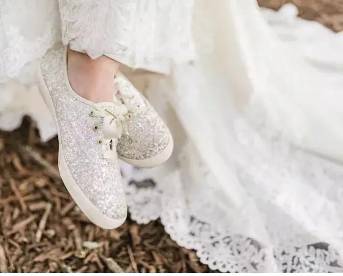 夏天什么裙子配小白鞋,夏天穿裙子可以穿小白鞋吗