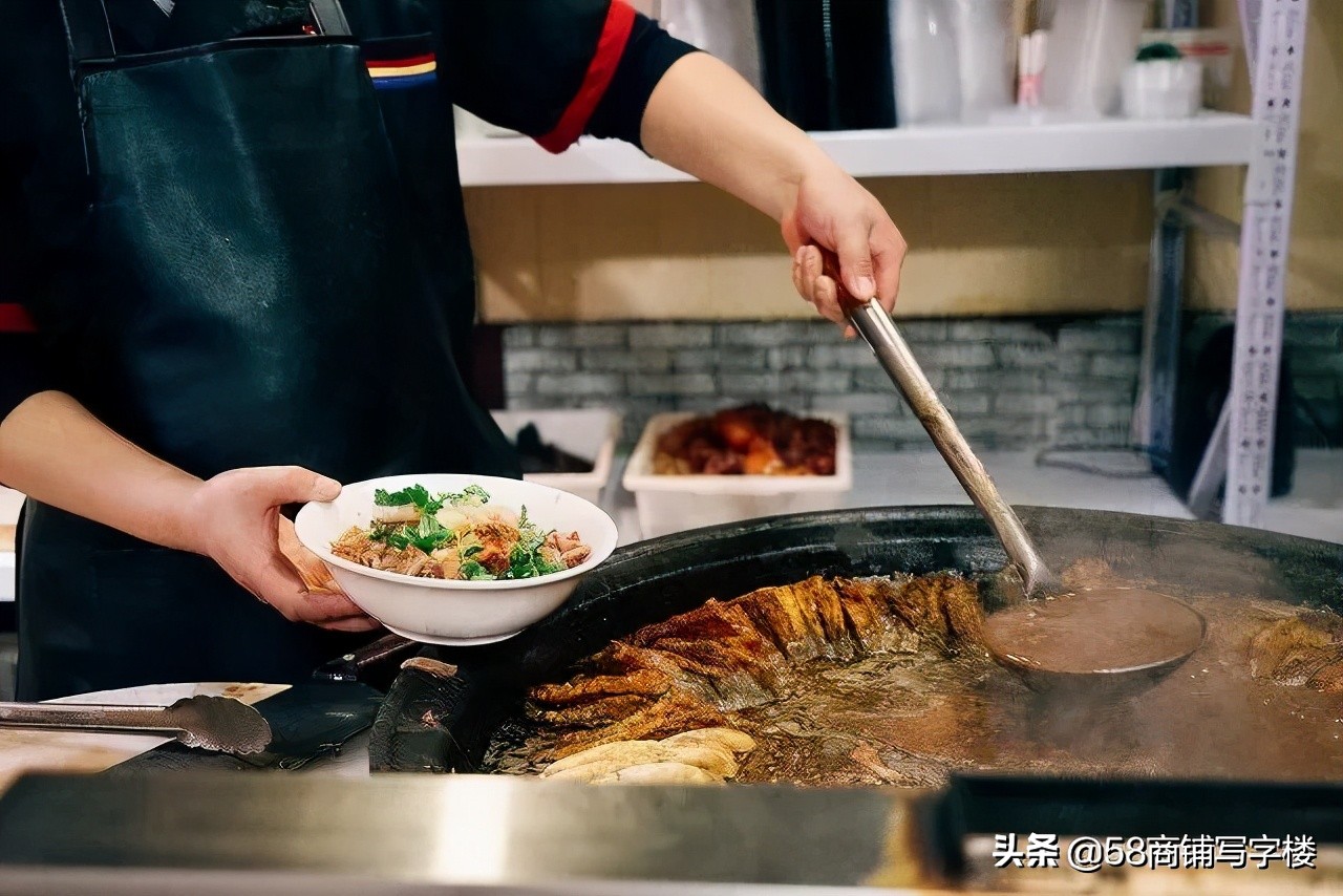 大爷摆地摊卖煎饼的逆袭之路,摆摊卖煎饼真实收入