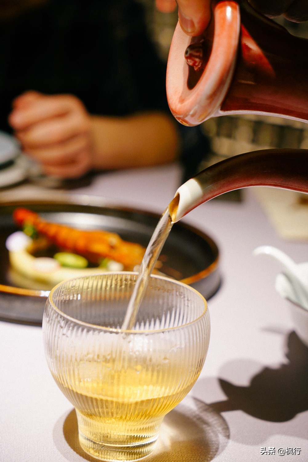 这家北京二环内的粤菜馆，装修获大奖，松板肉、乳鸽、罗氏虾惊艳