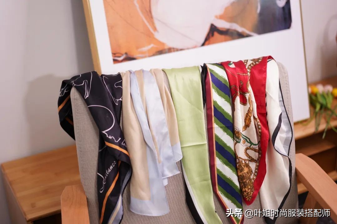丝巾新花样美出高级感丝巾搭配,怎样选最好质量的丝巾好看又洋气