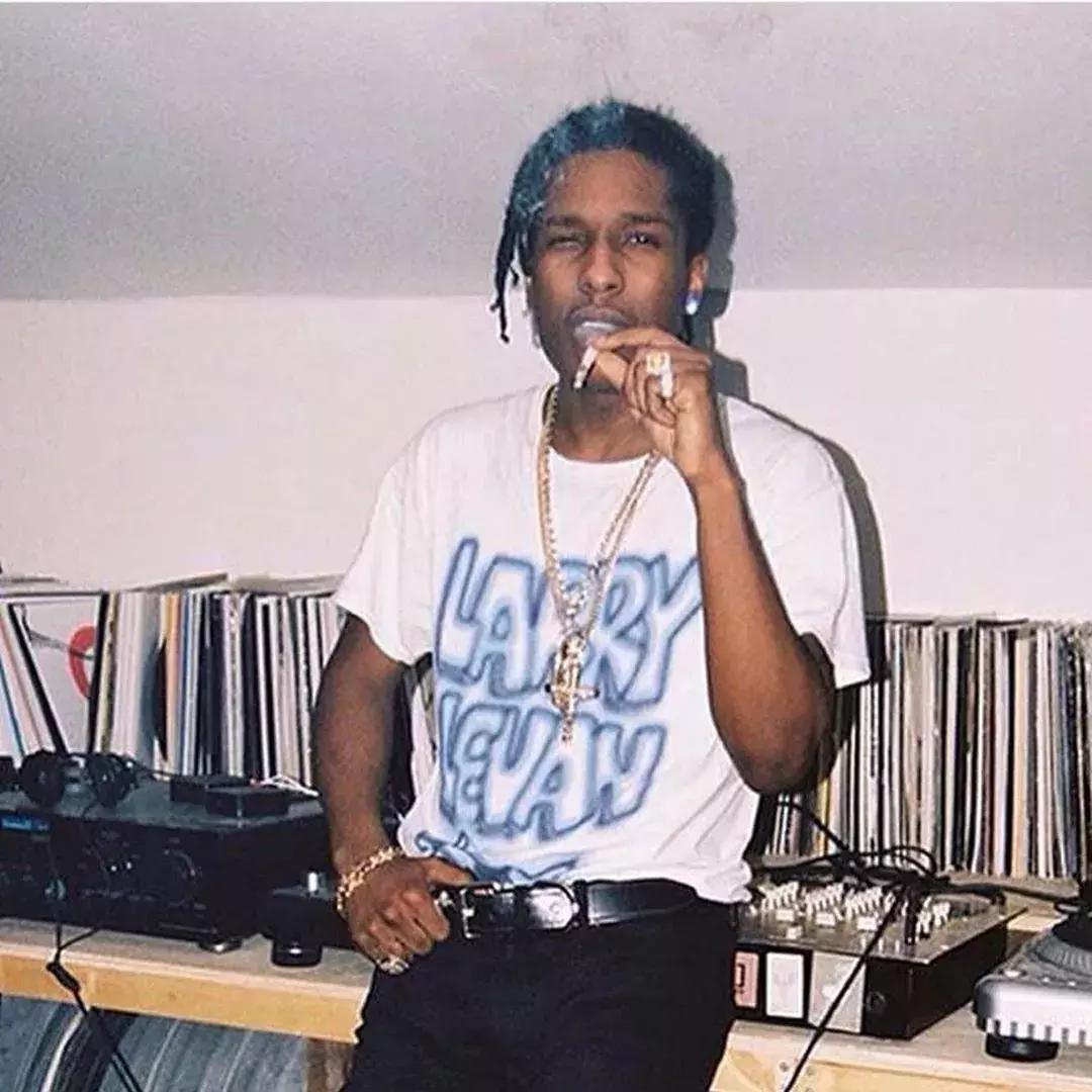 穿着AJ坐地铁就是假货？穿sup，ow就是跟风狗？