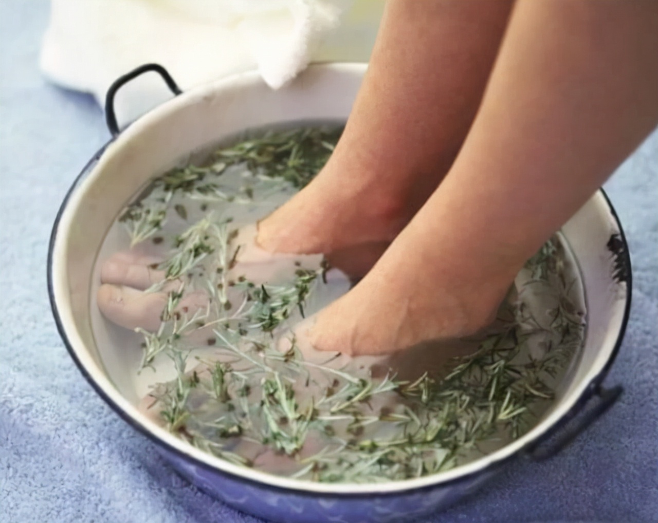 频繁用艾叶水泡脚的坏处,中年人可以长期用艾叶水泡脚吗