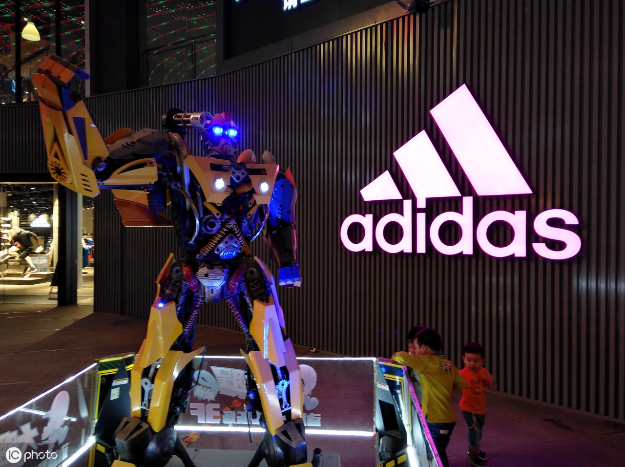 阿迪达斯是国际品牌吗,阿迪达斯是国际品牌还是国内品牌