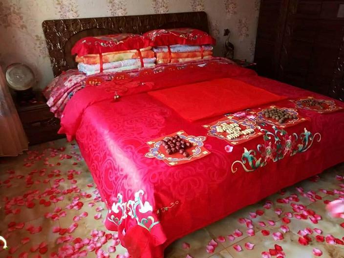 铺婚床要撒一些什么东西,婚床应该铺几床被子