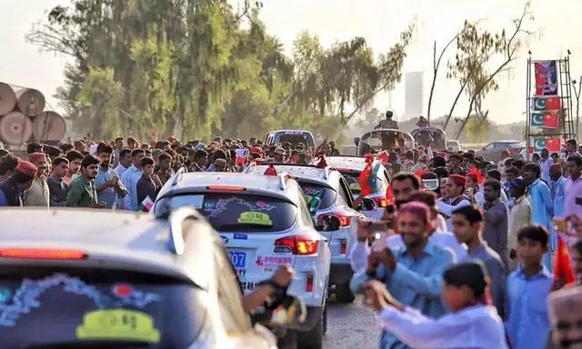 中国游客去巴基斯坦旅游，买水时被老板拉住不让走，真相让人感动