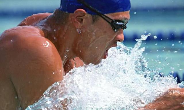 游泳不仅能锻炼身体还能保护自己,游泳既能强身健体又能保护自己