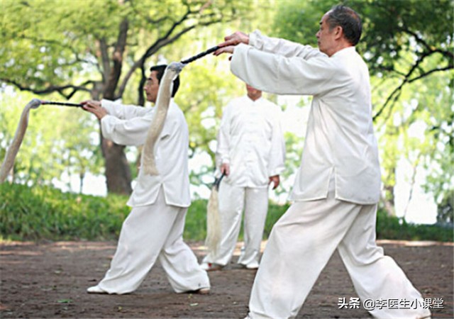 医生推荐一个动作根治痛风,治疗痛风不要只盯着尿酸看