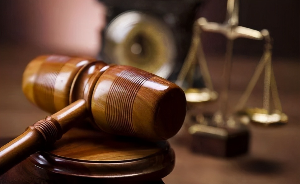 上班打伞,上班刮风撑伞