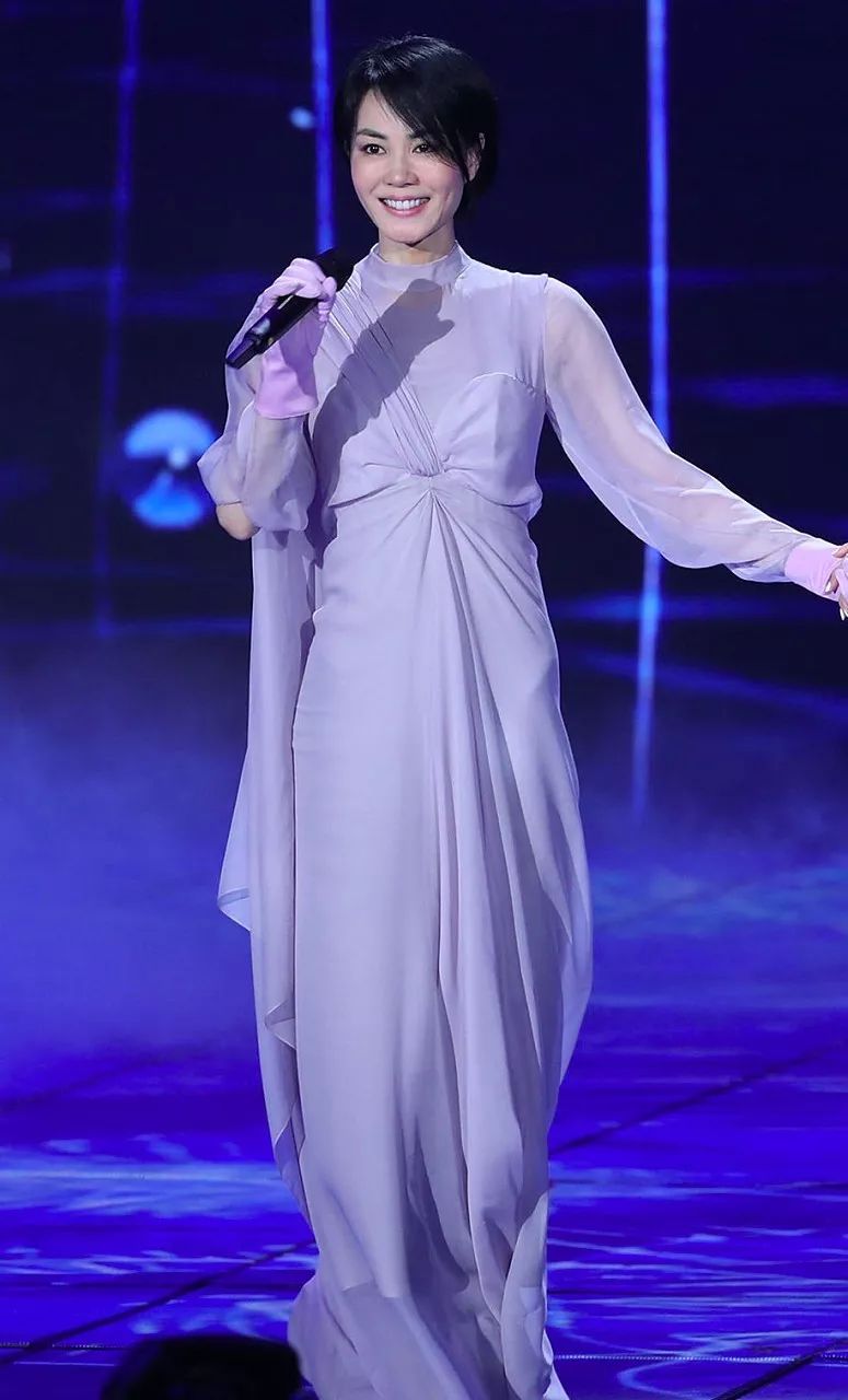 春晚时尚图鉴:热巴杨幂的红裙、王菲刷碗手套和董卿李思思的口红