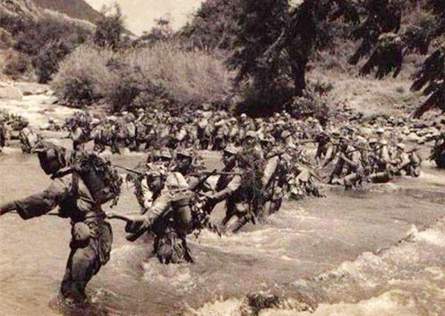 鬼子进森林扫荡遭八路埋伏,鬼子进入深山围剿八路