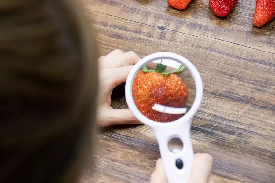 一下子吃了很多草莓,一下子吃了300g草莓