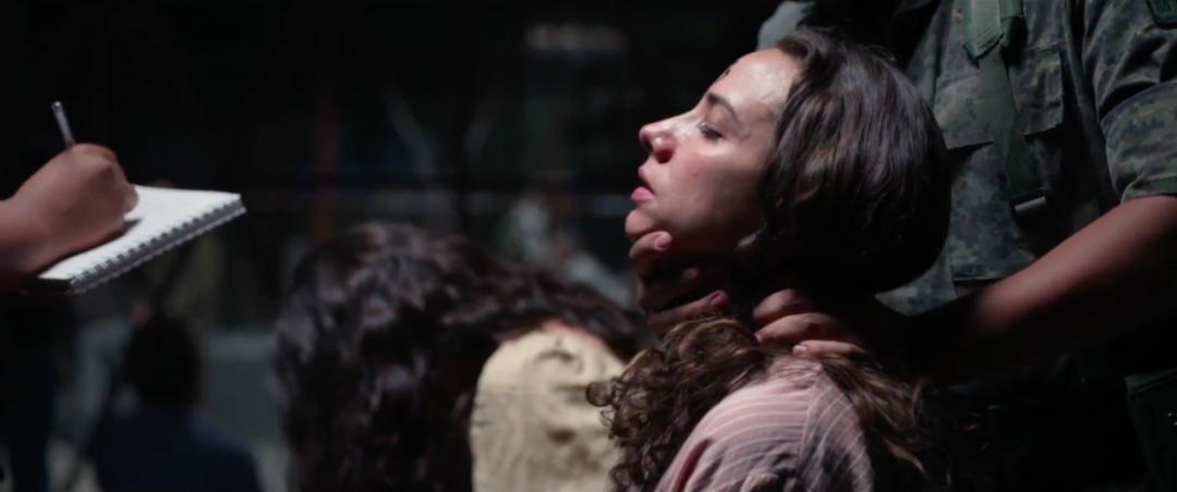 更大尺度版的《寄生虫》，从天堂到地狱只需一瞬