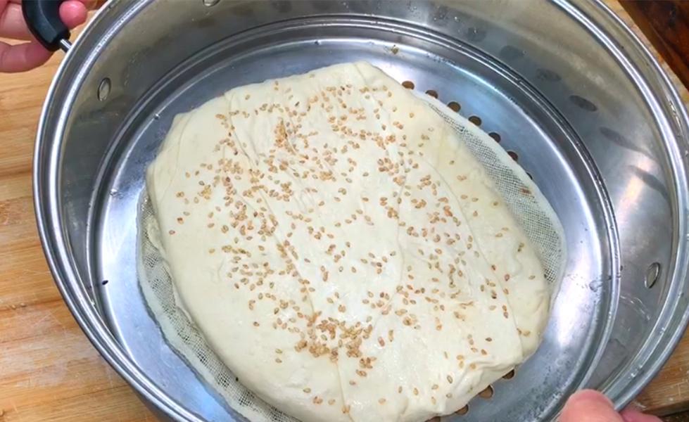 烙饼时，直接烙是大错特错，多加这一步，饼柔软起层，凉了也不硬