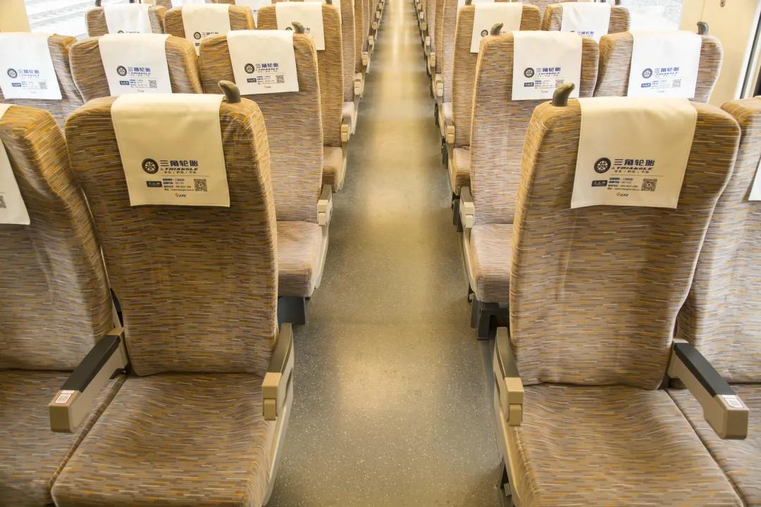 动车上有小桌板吗,动车上的小桌板怎么弄