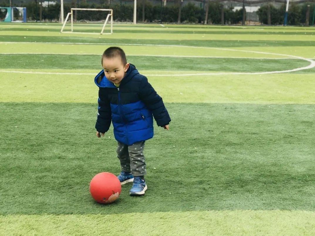 胡同看足球,胡同里踢足球教学视频