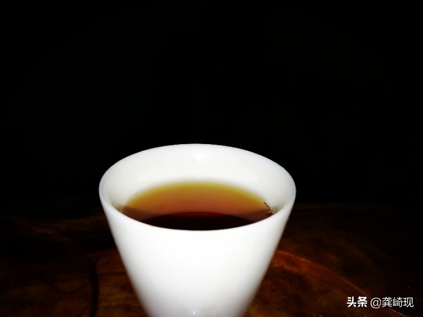 用根雕茶桌喝茶,根雕小茶桌泡茶