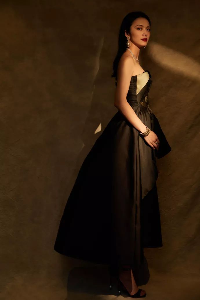 姚晨又把衬衫穿出高级范,姚晨穿紫色衬衫内搭黑色吊带裙