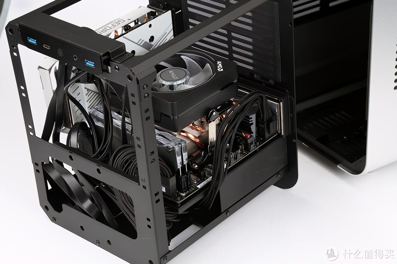 一台可以玩大型游戏的主机,可以拎起来的电脑主机