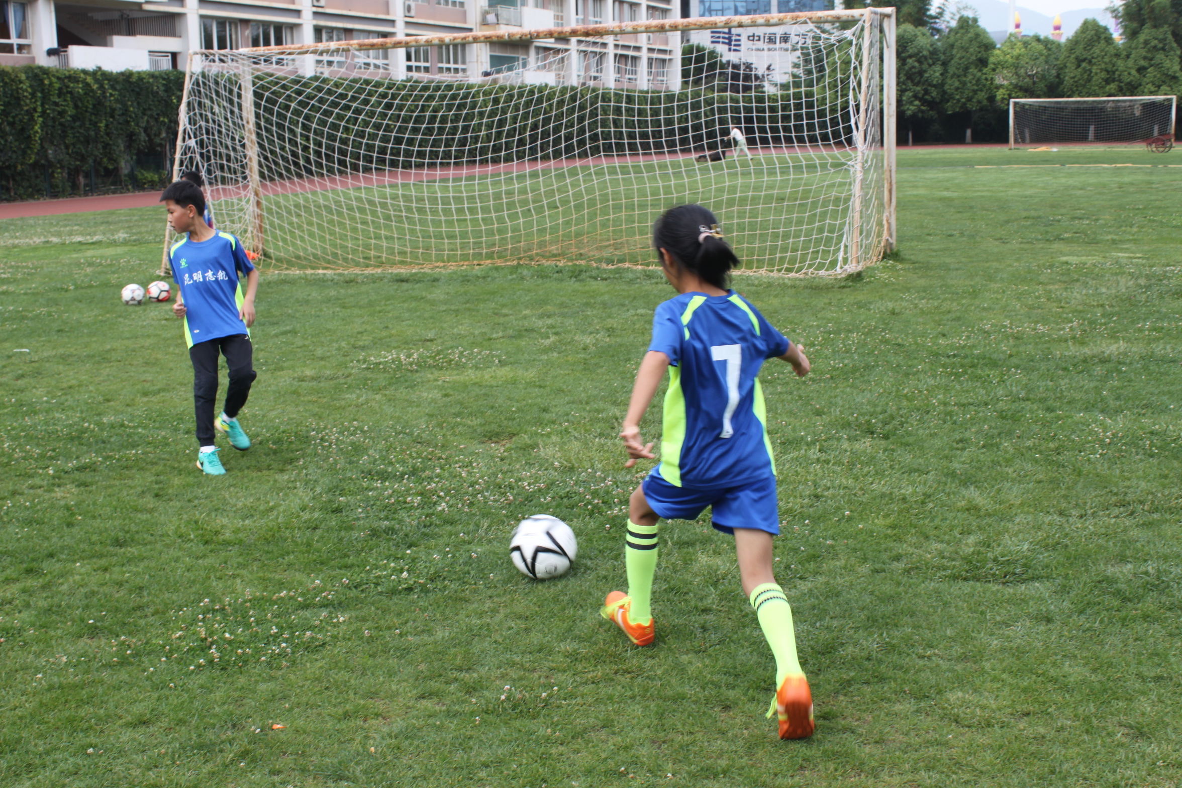 少儿篮球训练教学运球练习,篮球训练技术动作小学生