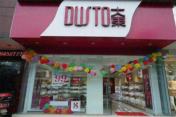 他是低调又变态的鞋界下沉之王，吊打电商，靠39元女鞋年入50亿