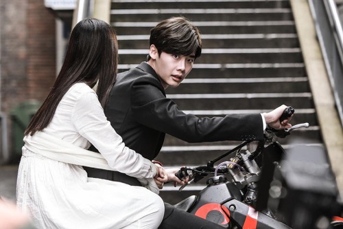 故事：微小说：一想到差点就失去了她，他无法保持理智冷静，无法不疯狂