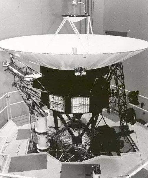 旅行者一号探测器飞过太阳系边缘,探测器旅行者一号离开太阳系了吗