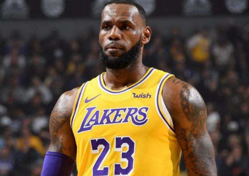 勒布朗詹姆斯的背身招牌动作,勒布朗詹姆斯背手防守哈登