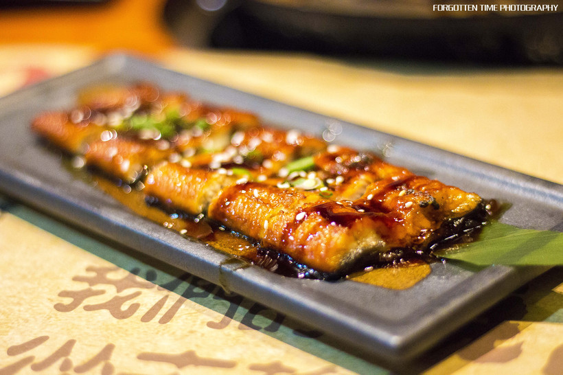 等待烤盘上的肉，就像是异地恋的情侣，看得见却吃不到