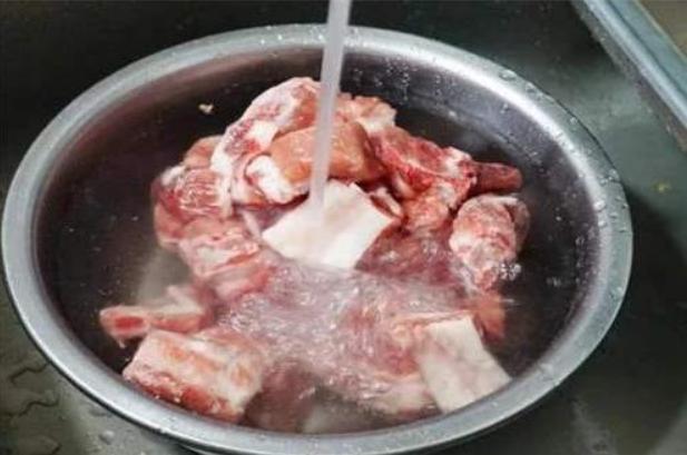 冻肉很轻像泡沫,冻肉放水里比空气里解冻快