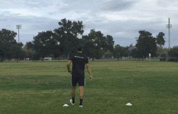 如何踢出一脚50米的长传球,长传球怎么踢的又高又远