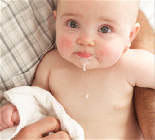宝宝吐奶的原因及解决办法8个月,如何解决一个月宝宝吐奶现象