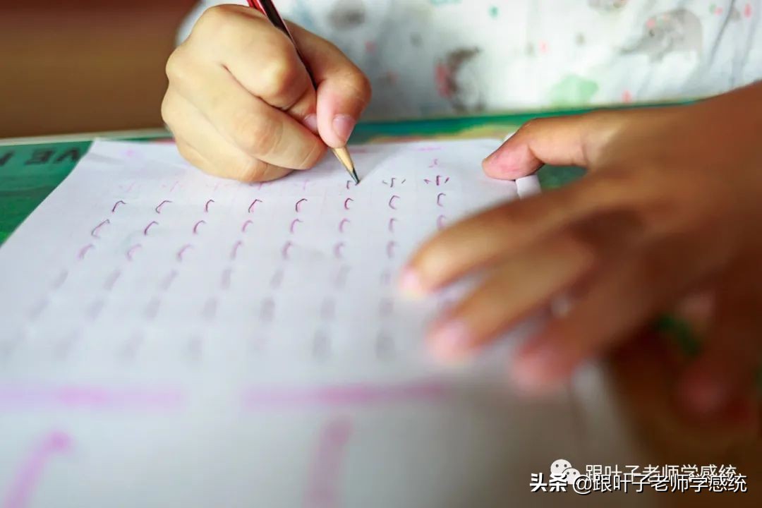 孩子写字难握笔不好怎么办,不会正常握笔字迹潦草